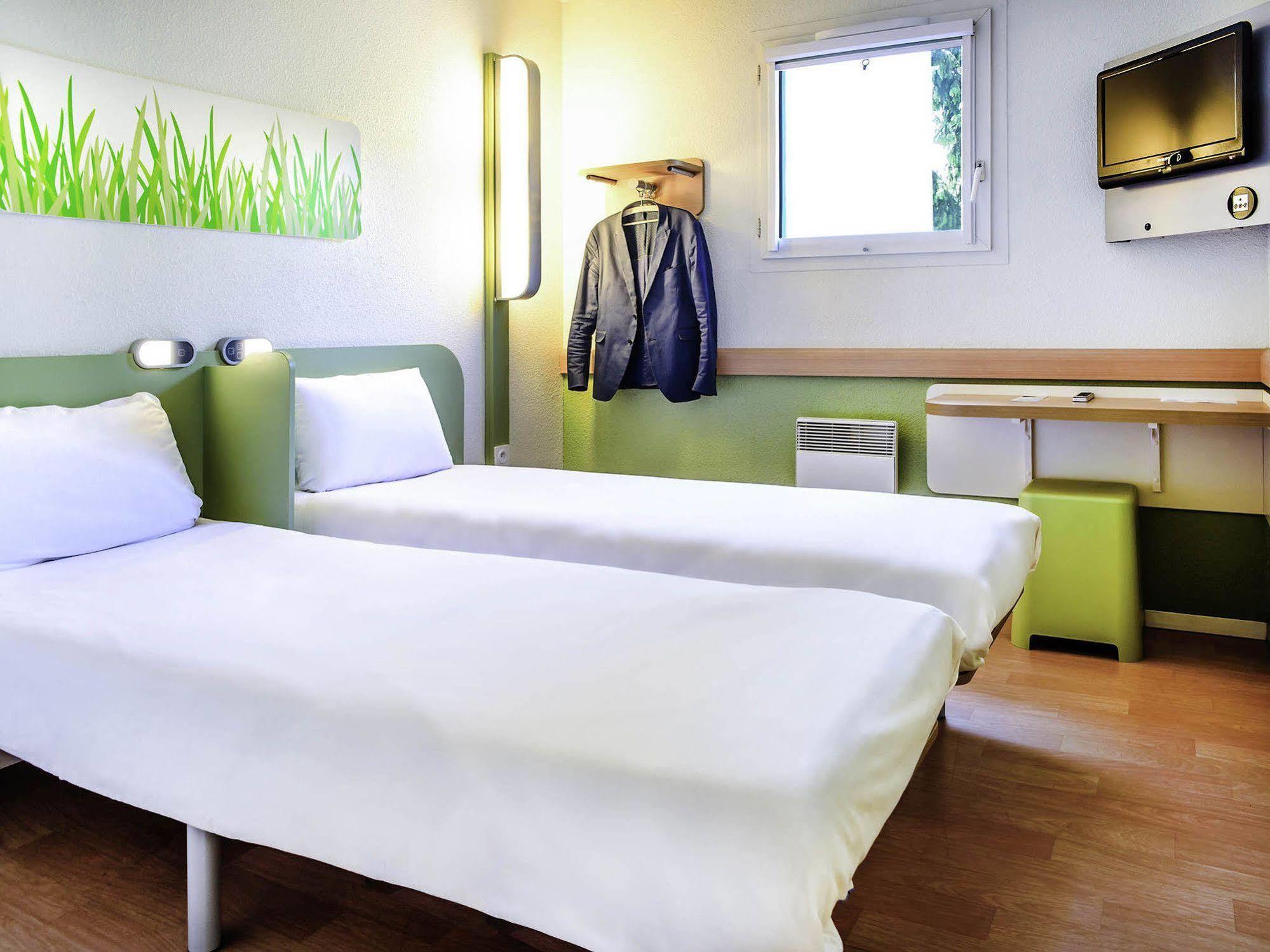 Ibis Budget Valenciennes Petite Forêt Esterno foto